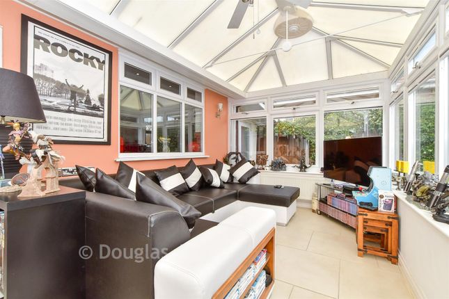 29, Alfred Gardens, Wickford photo 3