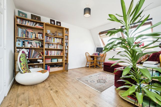 Thumbnail Flat for sale in Hay Close, London