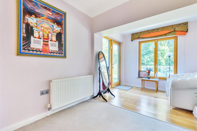 Property for sale in Manor House Drive, London