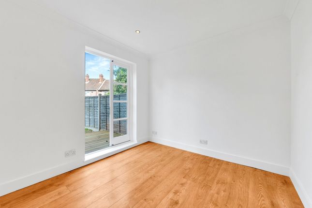 3 Lionel Gardens, London photo 4