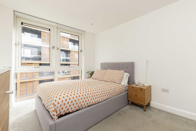 Flat to rent in Violet Road, London