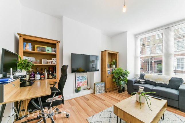 Thumbnail Flat to rent in Heyford Avenue, London