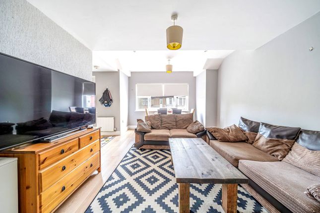 Thumbnail Flat for sale in Manor Park Crescent, Edgware