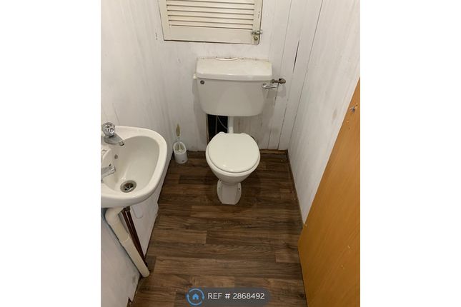 Flat, Llangyfelach Road, Treboeth, Swansea photo 4