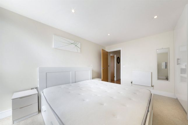 Flat to rent in Cobalt Point, 38 Millharbour, Canary Wharf, London