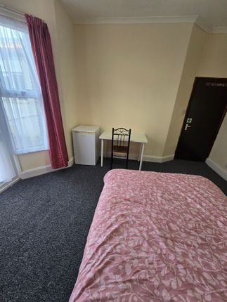 Thumbnail Shared accommodation to rent in Reigate Road, Ilford