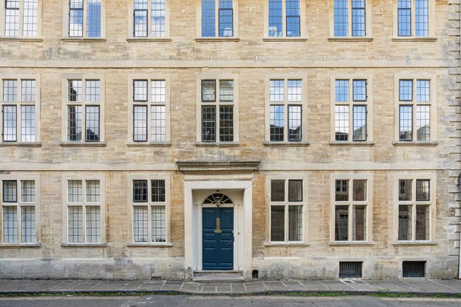 7-bed semi-detached on Coxwell Street, Gloucestershire, £15,000/mo