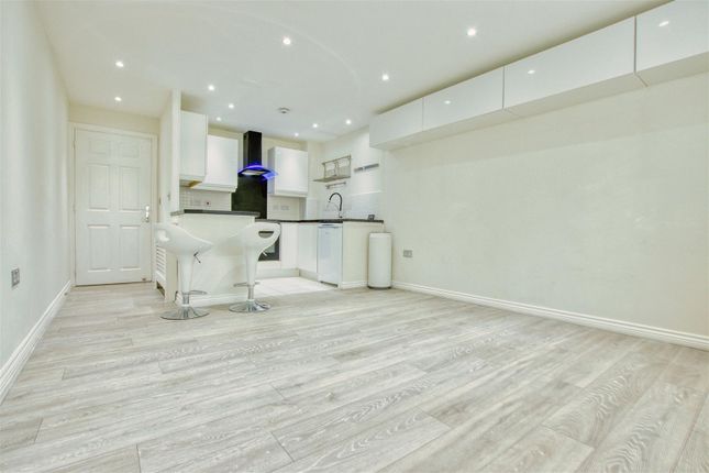 Thumbnail Flat for sale in Fitzwilliam Court, Eaton Way, Borehamwood