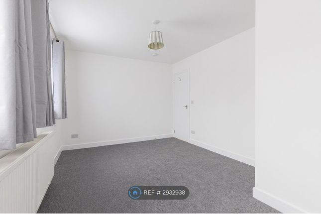 Ferndown, Pound Hill, Crawley photo 2