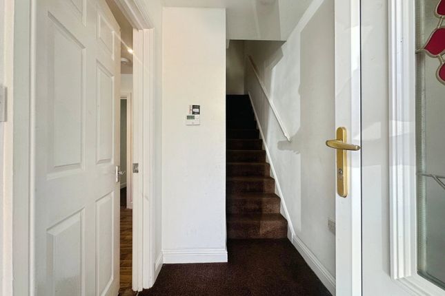 33, Dam Mill Close, Bilbrook, Wolverhampton photo 3