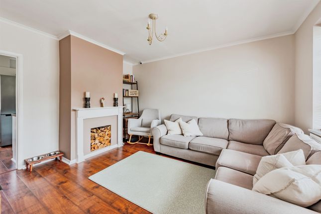 25, Dundrey Crescent, Redhill photo 2