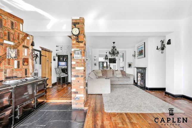 97, Turpins Lane, Woodford Green photo 4