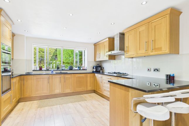 16, Blackett Close, Surrey photo 3