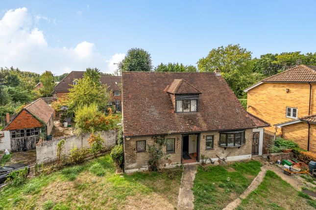 3-bed detached on 32, High Street, Berkshire, £400,000