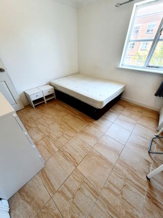 Otter Close, London photo 3