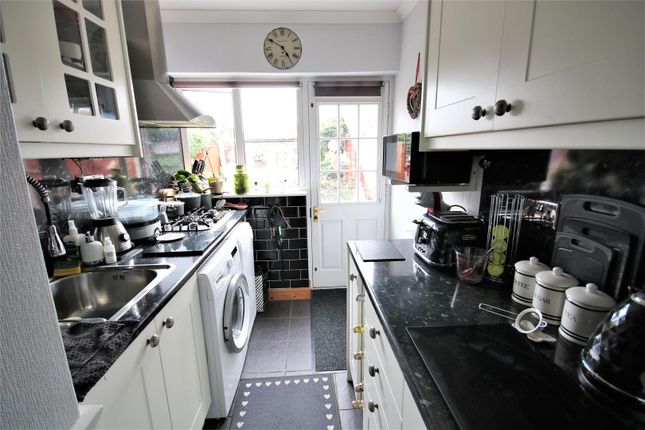 Terraced house for sale in Common Road, Langley, Slough