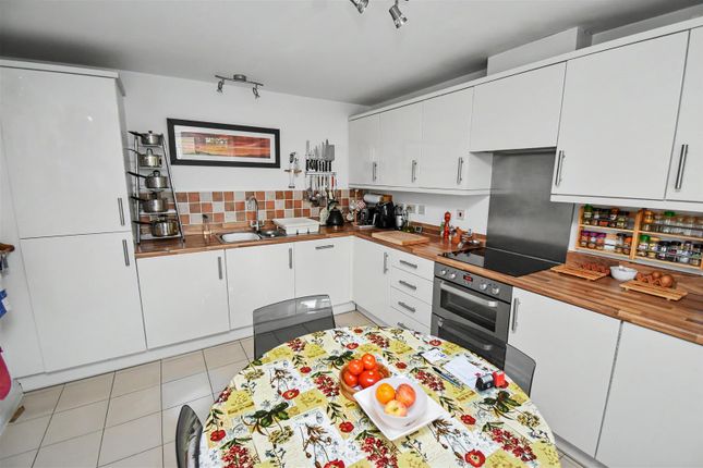 3, Hunts Field Drive, Corby photo 4