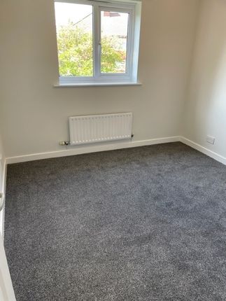 Flat to rent in Commercial Road, Bulwell, Nottingham