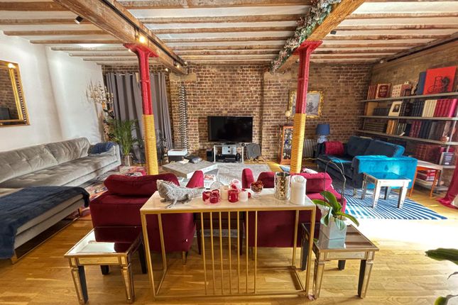 Thumbnail Flat to rent in Wapping High Street, London