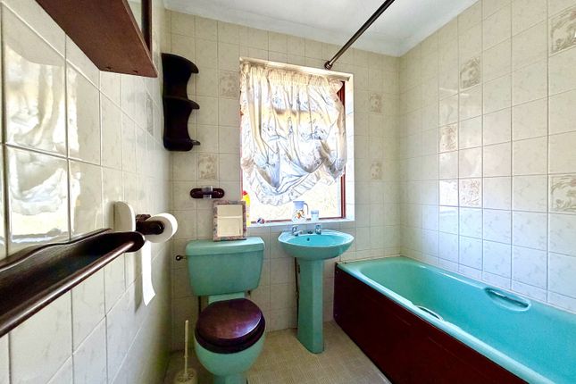 56, Cheshire Gardens, Chessington photo 4