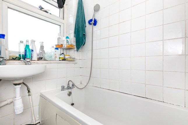 Flat for sale in Brent Road, London