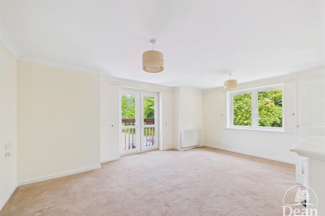 21, Kings Meadow Court, Lydney photo 4