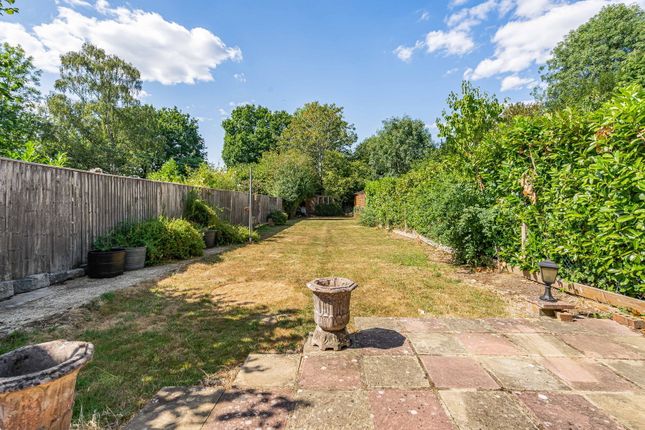 92, Middlemead Road, Leatherhead photo 2