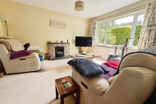 30, Bydemill Gardens, Swindon photo 3
