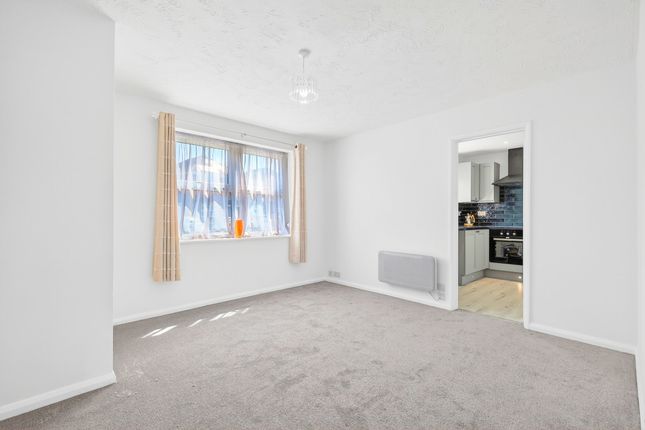 Flat Flat 2, The Ashleighs, Sanders Road, Canvey Island photo 2