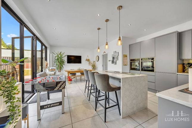 7 Fairholme Avenue, Romford photo 2