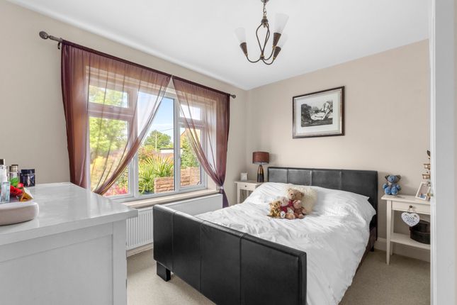 2 Derehams Avenue, High Wycombe photo 4
