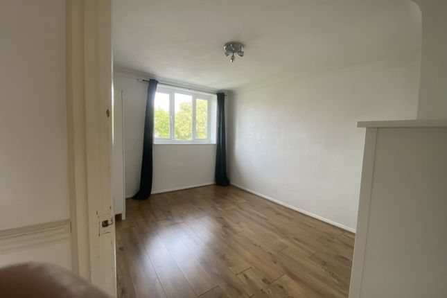 Flat to rent in Lilleshal Road, Morden