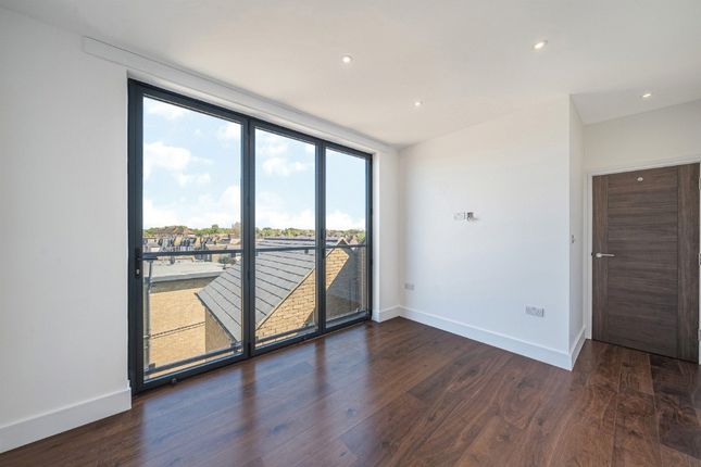663B, Garratt Lane, London photo 3