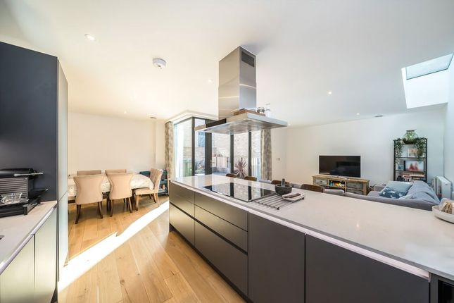 2, Gilroy Street, London photo 4
