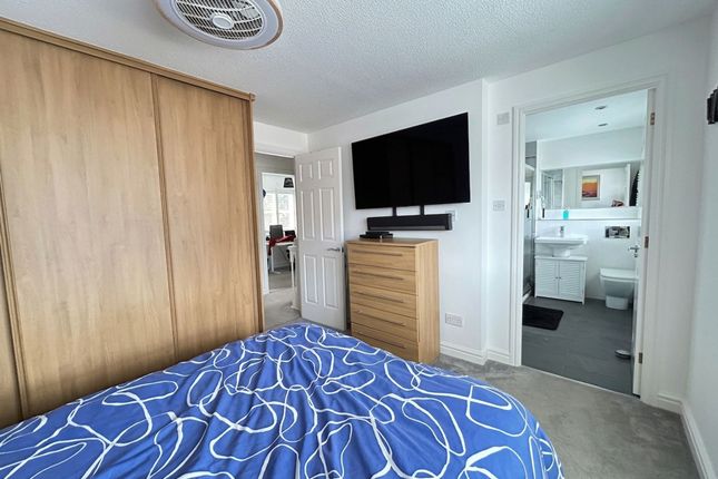 28 Elm Drive, Holmes Chapel photo 4