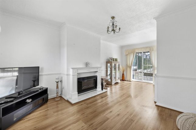 40, Greenfields, Loughton photo 2