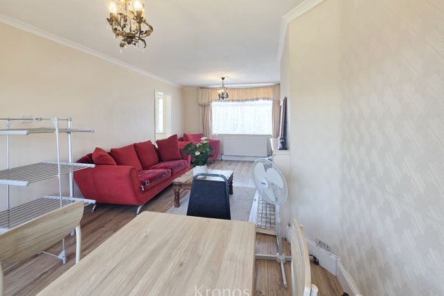 71 Holyrood Avenue, HARROW photo 3