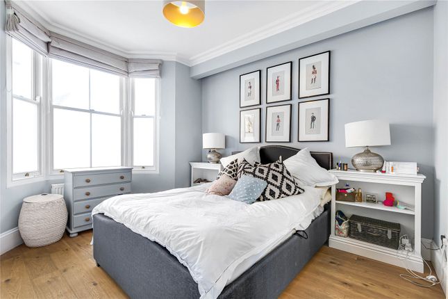 Flat for sale in Gilstead Road, Fulham, London