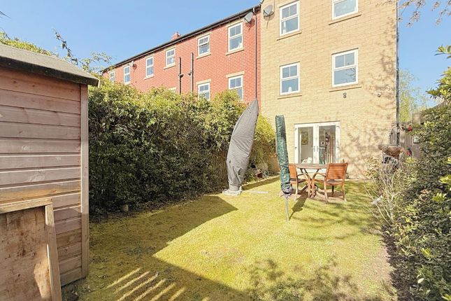 24, Holts Crest Way, Leeds photo 4