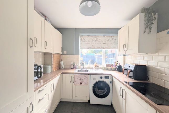 107, Edge Avenue, Grimsby photo 2