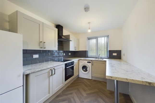 Maisonette to rent in Brighton Road, Hooley, Coulsdon