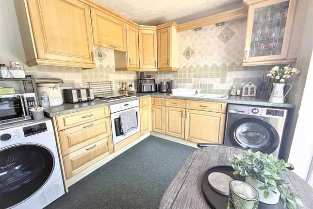 55, Burgess Gardens, Newport Pagnell photo 4