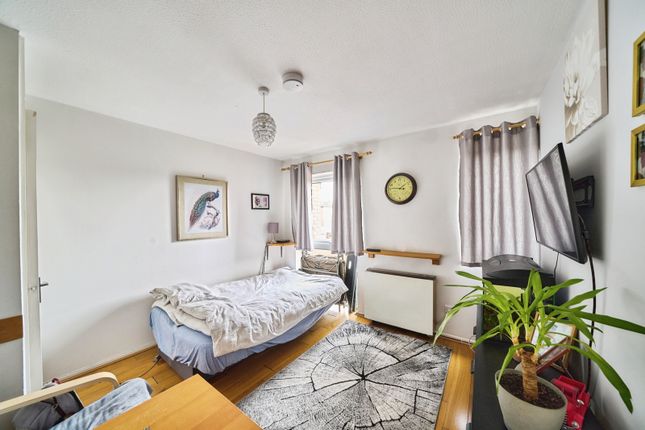 14, Aylesbury Close, London photo 4