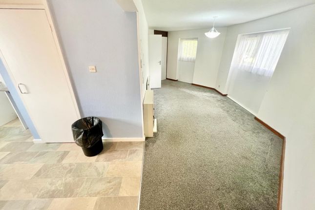 50, Ellfield Court, Northampton photo 3