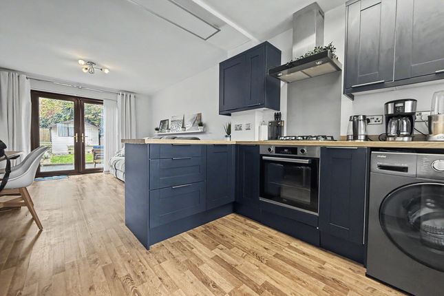 37 Anne Boleyn Close, Sheerness photo 3