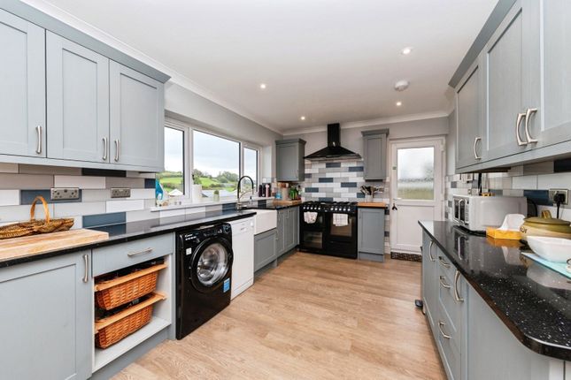 Brynglas Crescent, Carmarthen photo 3