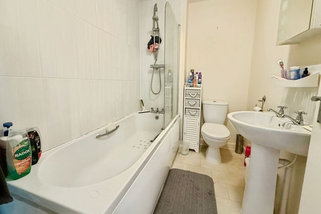 27, Pinewood Crescent, Lincolnshire photo 3