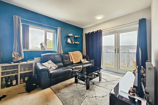 Flat 12, 4, Shaw Close, Surrey photo 2