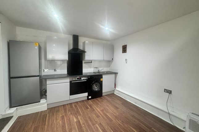 87, Hillcross Avenue, Morden photo 3