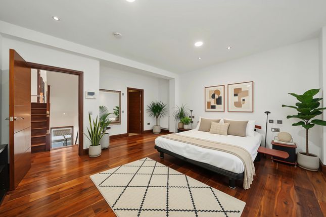 Flat A, 70 Hanley Road, London photo 4